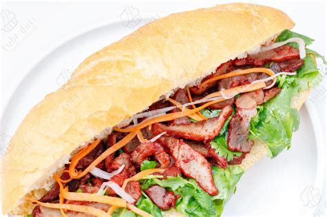  Bánh Mì Xá Xíu: Sự kết hợp hoàn hảo giữa vị ngọt của thịt xá xíu và độ giòn tan của bánh mì!