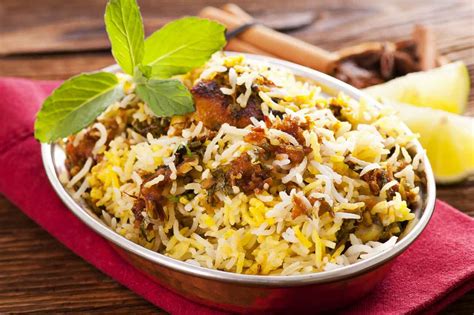  Hyderabadi Biryani: Một Món Ăn Thơm Ngậy Kết Hợp Hoàn Hảo Giữa Gạo Basmati và Thịt Nướng Khéo Léo!