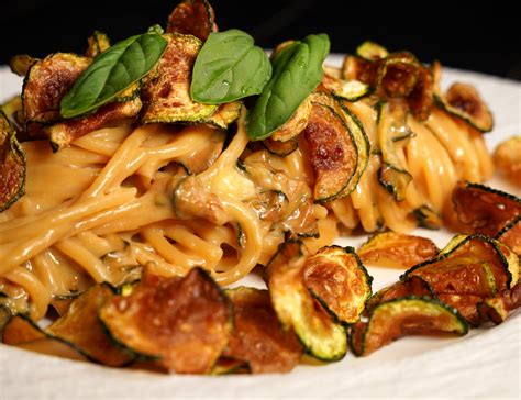  Spaghetti alla Nerano!  A Creamy Symphony of Zucchini and Melted Provolone Cheese